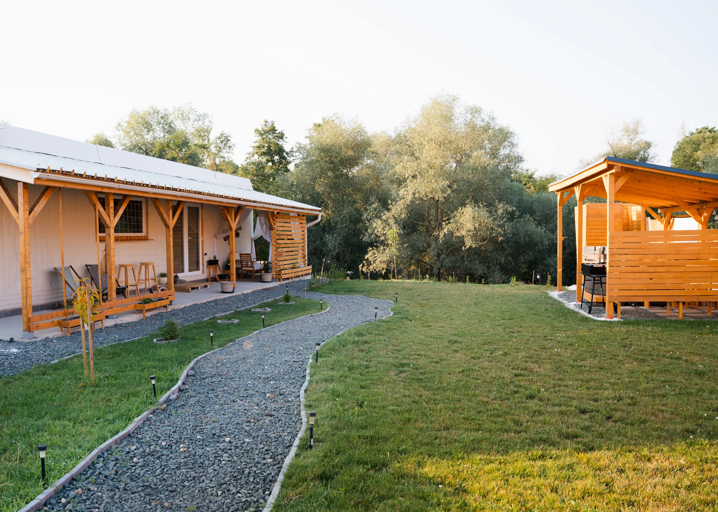 SOH Tiny House, cu terasă acoperită, curte și foișor