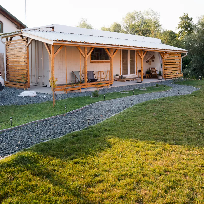 Exteriorul SOH Tiny House și curtea